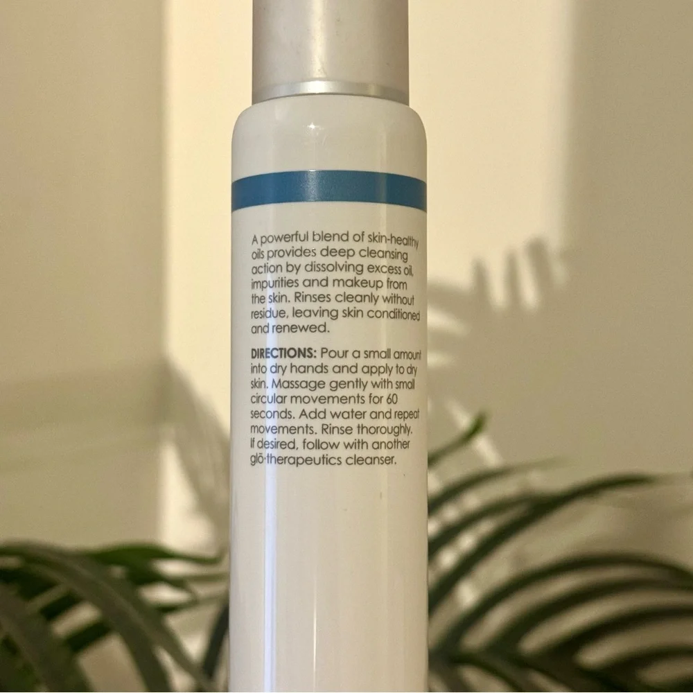 + FREE GIFT with Purchase! Glo Therapeutics Cleansing Oil - Sealed (Unboxed)